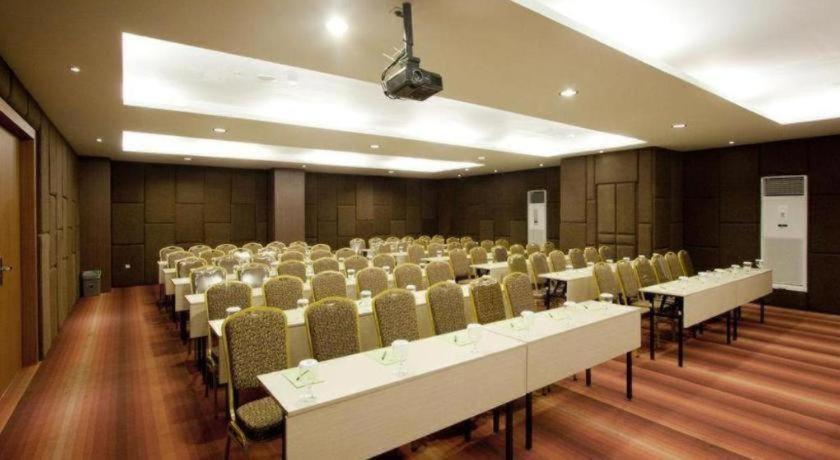 Aswin Hotel And Spa Makassar Exterior foto